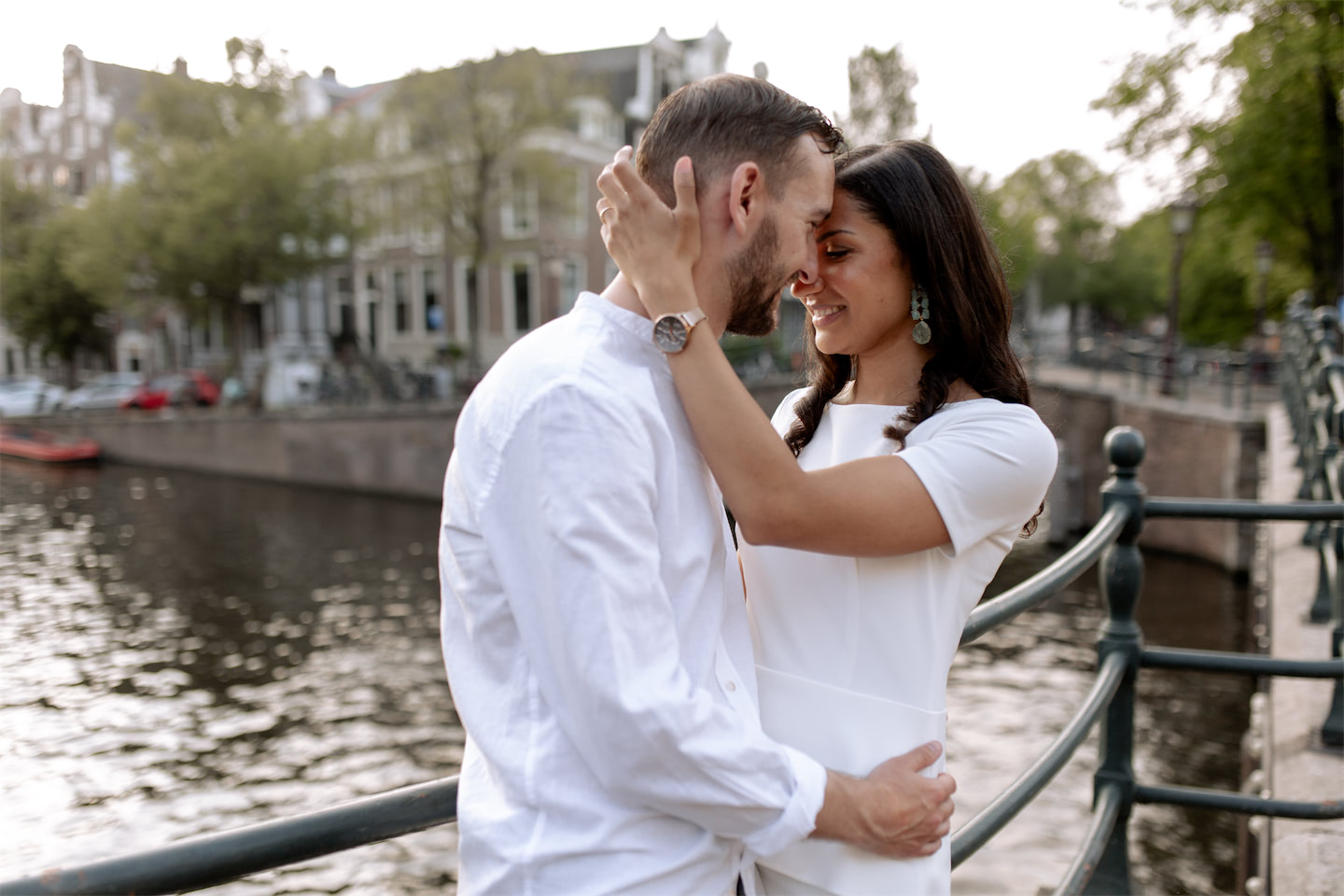 Thaïsa en Roy vieren hun liefde tijdens een betoverende grachtentocht in Amsterdam