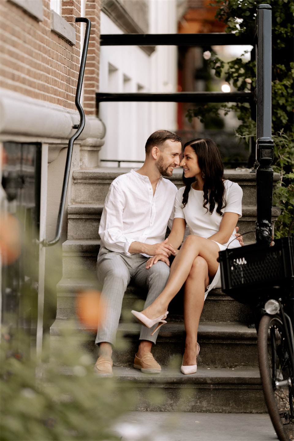 Een romantische foto tijdens een golden hour loveshoot in amsterdam