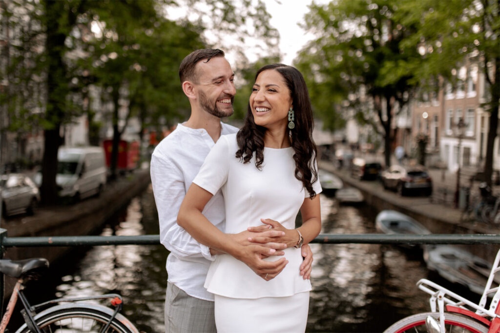 Thaïsa en Roy vieren hun liefde tijdens een betoverende grachtentocht in Amsterdam